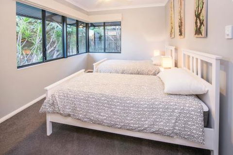 Daves Digs - Holiday Sunshine Coast 6