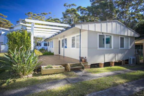 MOLLYMOOK BEACH COTTAGE - Holiday Sunshine Coast 3