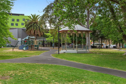 GRATTAN A Premier Location & Modern Space - Holiday Sunshine Coast 7