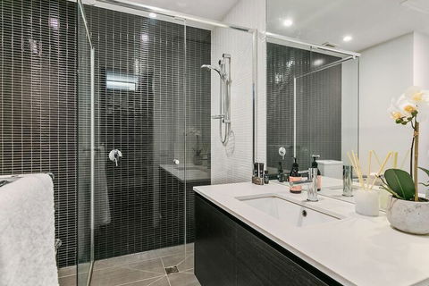 GRATTAN A Premier Location & Modern Space - Holiday Sunshine Coast 1