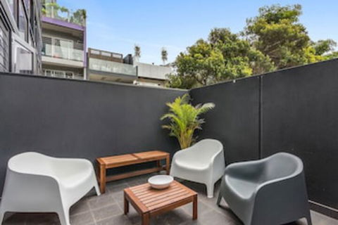 GRATTAN A Premier Location & Modern Space - Holiday Sunshine Coast 0