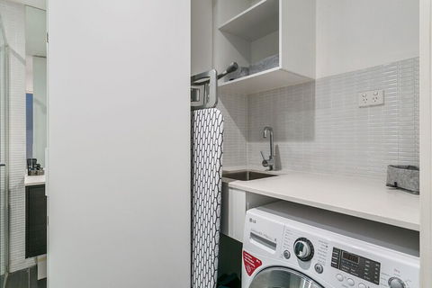 GRATTAN A Premier Location & Modern Space - Holiday Sunshine Coast 5