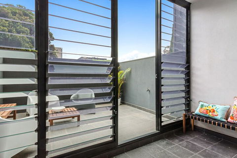 GRATTAN A Premier Location & Modern Space - Holiday Sunshine Coast 6