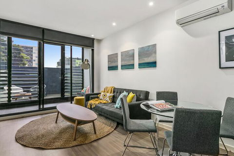 GRATTAN A Premier Location & Modern Space - Holiday Sunshine Coast 3