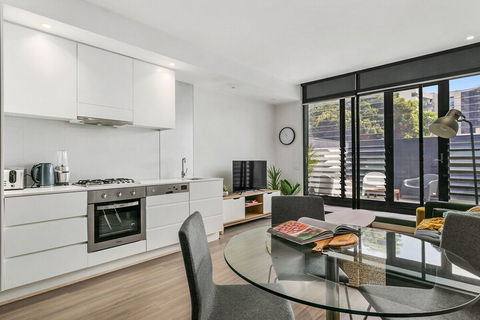GRATTAN A Premier Location & Modern Space - Holiday Sunshine Coast 4
