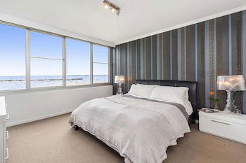 St Kilda Penthouse With Panaromic Bay And City View - Holiday Sunshine Coast 5
