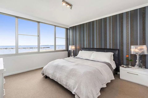 St Kilda Penthouse With Panaromic Bay And City View - Holiday Sunshine Coast 6