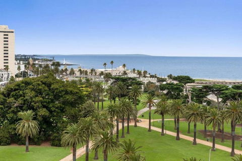 St Kilda Penthouse With Panaromic Bay And City View - Holiday Sunshine Coast 2