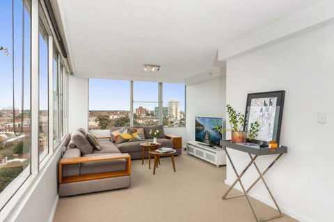St Kilda Penthouse With Panaromic Bay And City View - Holiday Sunshine Coast 3