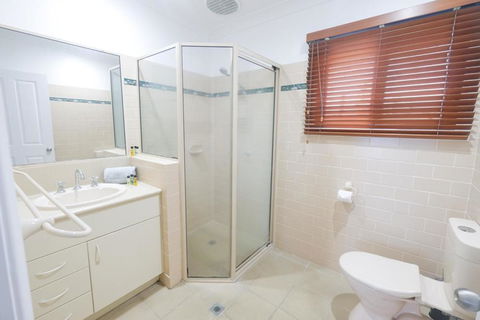Absolute Airlie Central Airlie Beach - Holiday Sunshine Coast 3