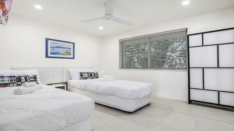 A Stylish Apartment With Noosa Views! Unit 6 Yaringa 29 Noosa Drive - Holiday Sunshine Coast 1
