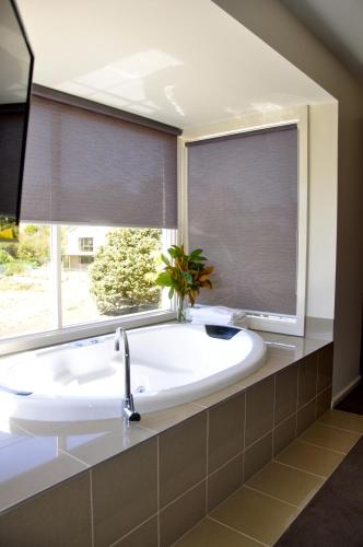 Daylesford Spa Villa One - Sunshine Coast Tourism 6