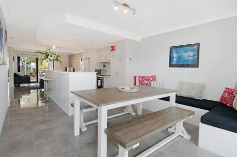 50 Metres To The Beach - Sunshine Coast Tourism 4