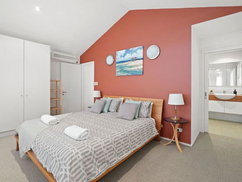 Avoca Beach Living 84 Avoca Drive Avoca Beach - Holiday Sunshine Coast 1
