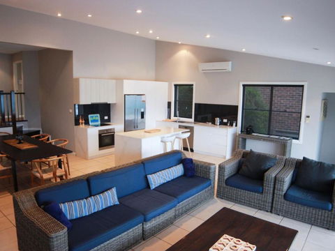 Absolutely Avoca 114a Avoca Drive Avoca Beach - Holiday Sunshine Coast 3