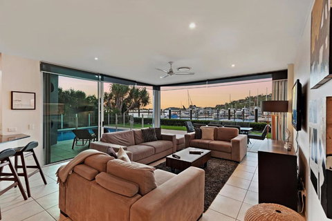 Pavillions On Hamilton Island - Sunshine Coast Tourism 4