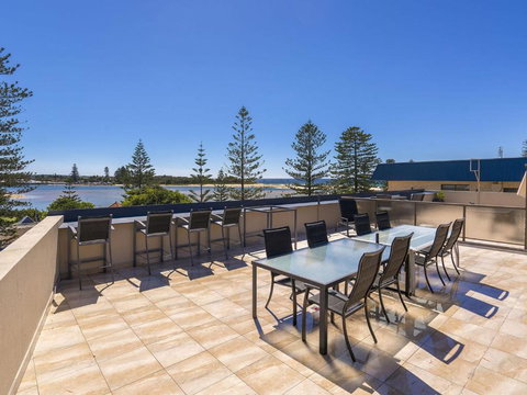 Lakeshore Apartments Unit 5 - Holiday Sunshine Coast 1