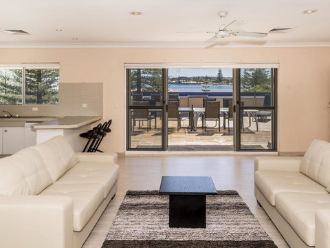 Lakeshore Apartments Unit 5 - Holiday Sunshine Coast 5