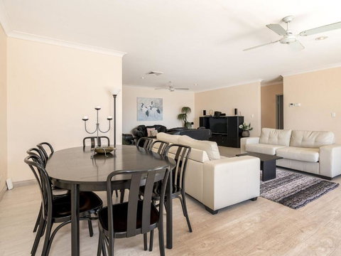 Lakeshore Apartments Unit 5 - Holiday Sunshine Coast 2