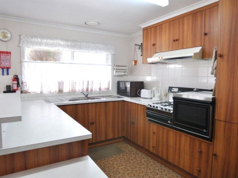 RETRO RETREAT INLET SIDE - Sunshine Coast Tourism 6