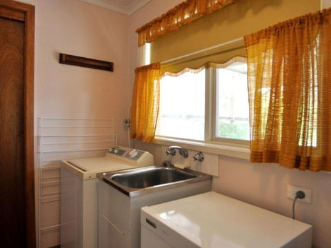 RETRO RETREAT INLET SIDE - Sunshine Coast Tourism 4