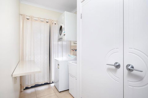 18 Naiad Court Rainbow Shores Modern Beach House Walk To Beach - Sunshine Coast Tourism 6