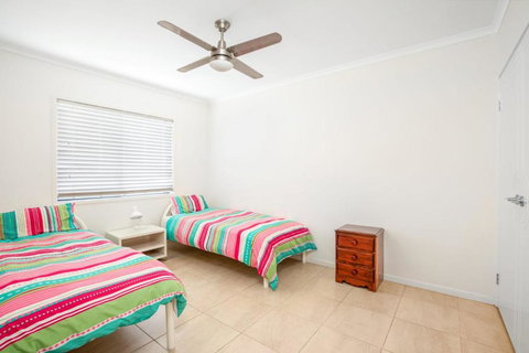 18 Naiad Court Rainbow Shores Modern Beach House Walk To Beach - Sunshine Coast Tourism 3