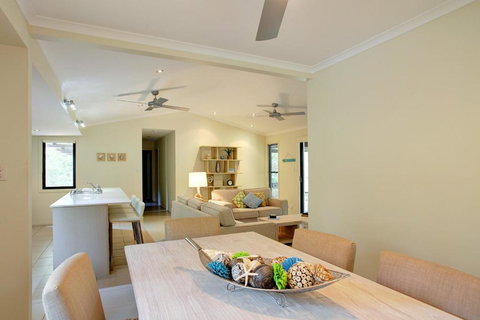 6 Orania Court Rainbow Shores Absolutely Gorgeous Beach Side Property Within 200 Metres Walk To The Beach - Holiday Sunshine Coast 1