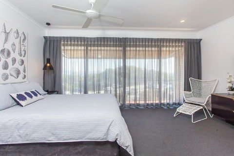 Surfside6 At James Cook Clarkes Beach - Sunshine Coast Tourism 2