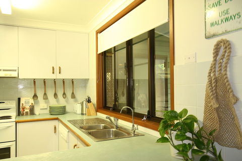 Byron By The Beach - Sunshine Coast Tourism 0