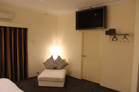Gundaroo Manor Bed & Breakfast - Holiday Sunshine Coast 5