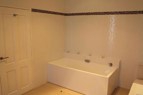 Gundaroo Manor Bed & Breakfast - Holiday Sunshine Coast 2
