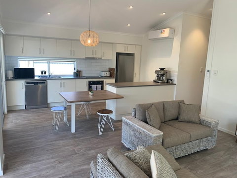 Harveys Beach House - Holiday Sunshine Coast 1