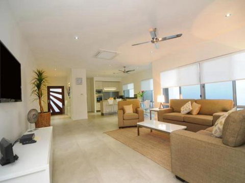 BEACH RETREAT At PALM COVE - Sunshine Coast Tourism 3