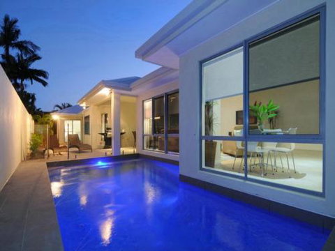 BEACH RETREAT At PALM COVE - Sunshine Coast Tourism 0
