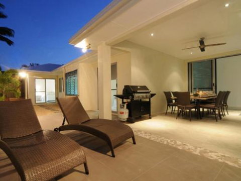 BEACH RETREAT At PALM COVE - Sunshine Coast Tourism 1
