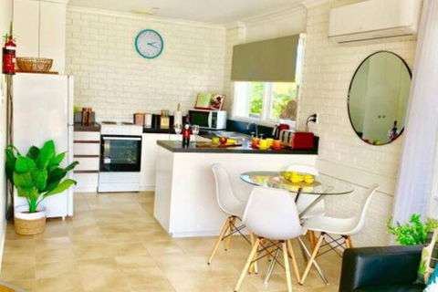 PARADISE COURT VILLA 1 Free Wifi - Sunshine Coast Tourism 0