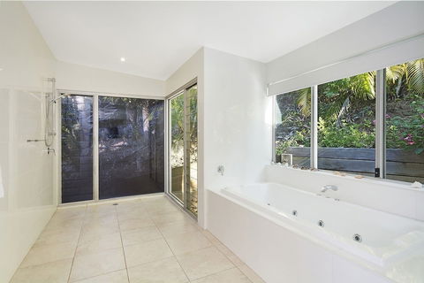 Private Little Cove Retreat Minutes To Hastings St. 3 Baywoods - Holiday Sunshine Coast 2