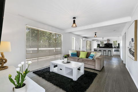 Beauty AND THE Peace - Inlet Side - Holiday Sunshine Coast 1