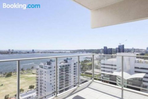 SKY GARDENS SUNSET RIVER VIEW NETFLIX WINE PARKING - Sunshine Coast Tourism 1