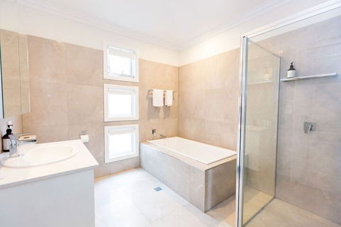 Wagga Apartments 5 - Holiday Sunshine Coast 3