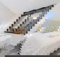HomeHotel Stylish Apt next to Train  Westfield - Holiday Sunshine Coast