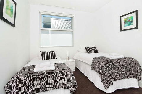 Apartment On Broadway - Holiday Sunshine Coast 1
