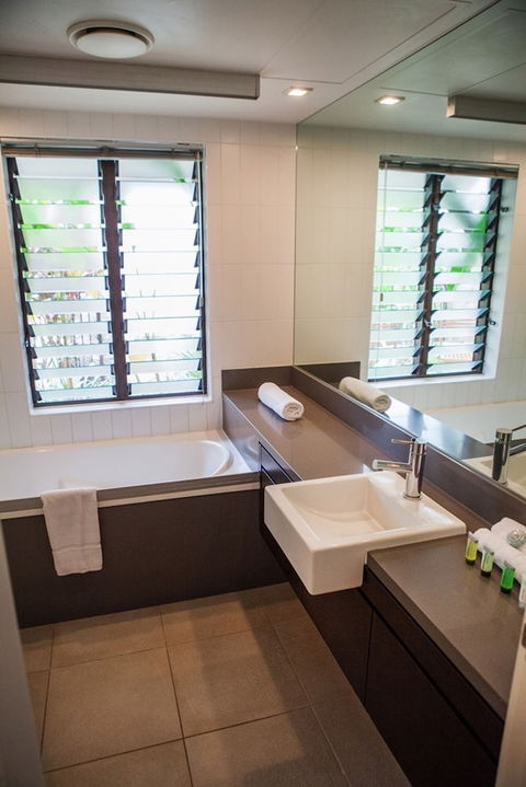 Sea Temple - 160 Luxury Swimout - Sunshine Coast Tourism 3