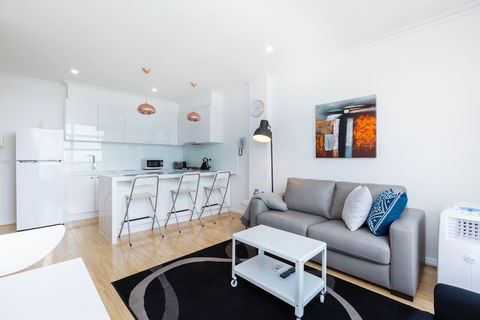 ROLAND, 1BDR Melbourne Apartment - Sunshine Coast Tourism 3