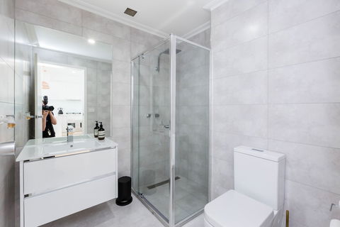 ROLAND, 1BDR Melbourne Apartment - Sunshine Coast Tourism 5