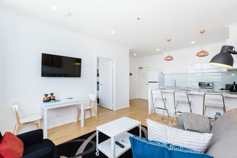 ROLAND, 1BDR Melbourne Apartment - Sunshine Coast Tourism 0
