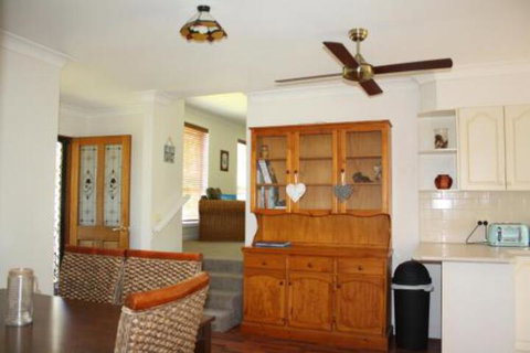 Surf Beach On Eric - Holiday Sunshine Coast 6