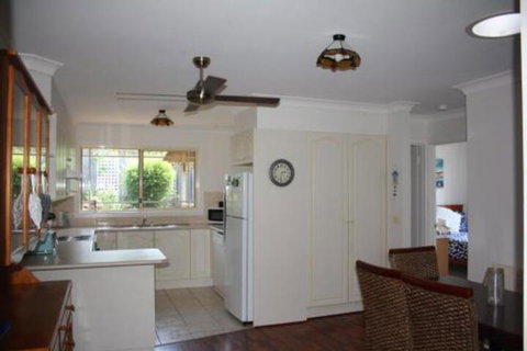 Surf Beach On Eric - Holiday Sunshine Coast 3