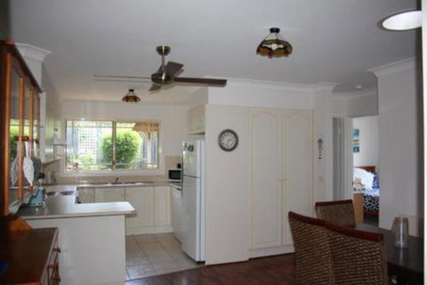 Surf Beach On Eric - Holiday Sunshine Coast 2